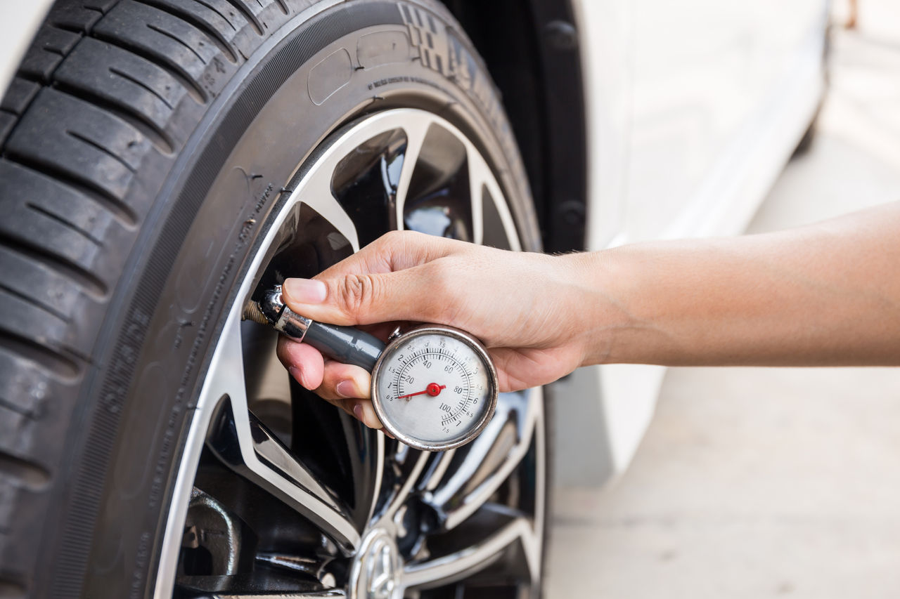 Kontrolovanie tlaku v pneumatikách