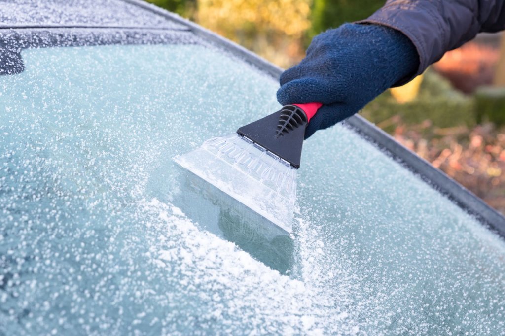 Auto im Winter: Tür eingefroren, Batterie schwach, Fenster