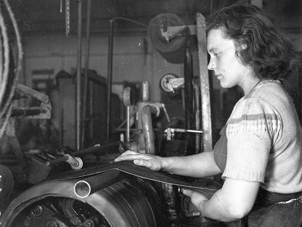 Women producing tyre for Barum in 1946
